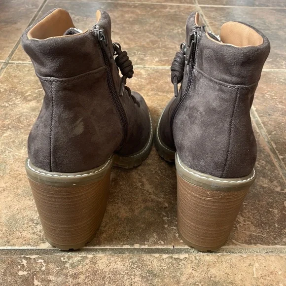 Universal Threads Boots - Picture 3 of 5